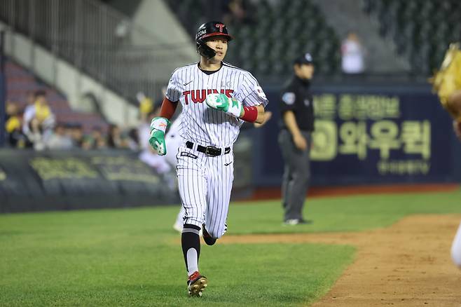 박해민이 13일 서울 잠실구장에서 열린 2025 KBO리그 정규시즌 키움전서 홈으로 들어오고 있다. 사진 | LG 트윈스