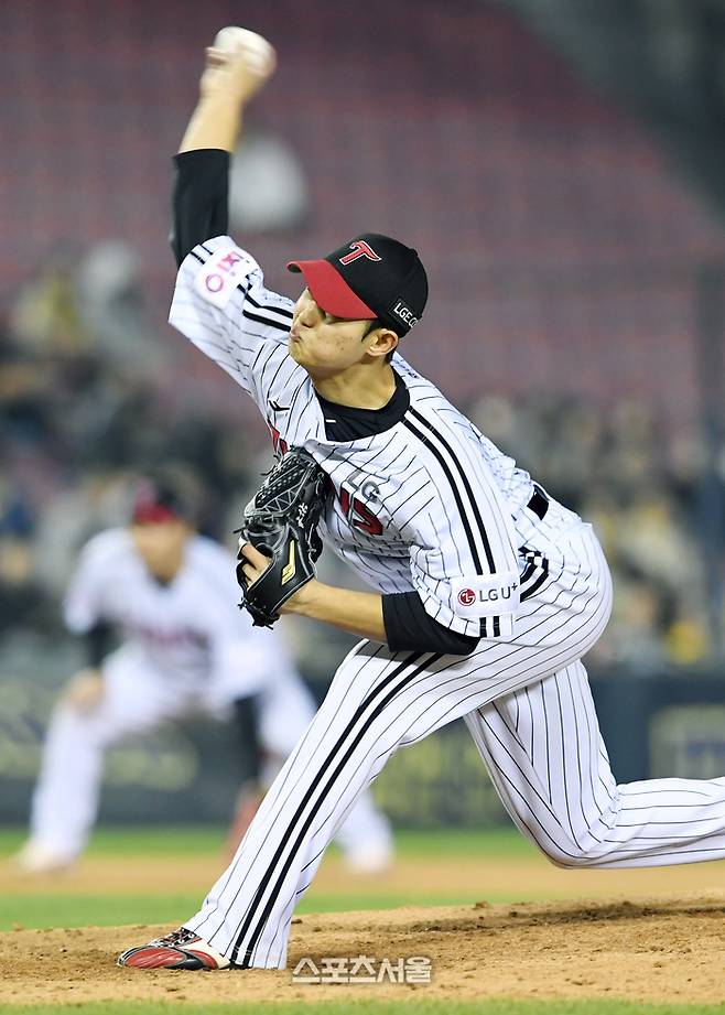 LG 김영우가 24일 잠실구장에서 열린 2025 KBO리그 NC와의 경기 9회초 등판해 힘차게 공을 던지고 있다. 잠실 | 박진업 기자 upandup@sportsseoul.com