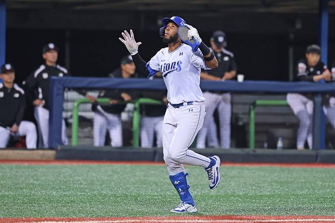 삼성 디아즈가 13일 포항구장에서 열린 2025 KBO리그 정규시즌 KT전 5회말 홈런을 치고 세리머니하고 있다. 사진 | 삼성 라이온즈