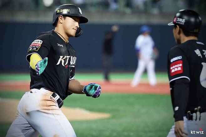 안현민이 홈런을 친 뒤 박기혁 코치와 하이파이브를 하고 있다. 사진 | KT 위즈