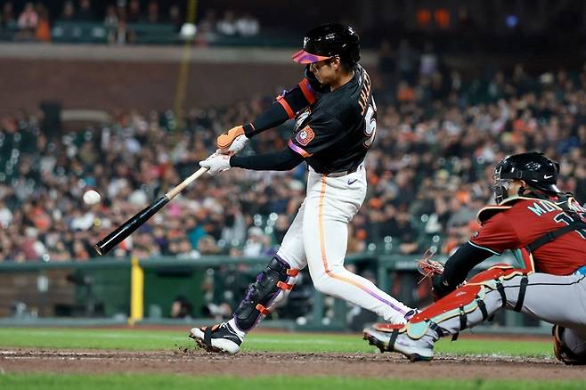 이정후가 14일(한국시간) 애리조나와 경기에서 3점 홈런을 치고 있다. 사진 | AFP=연합뉴스