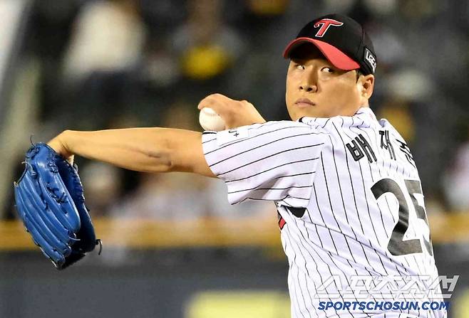 24일 잠실야구장에서 열린 NC와 LG의 경기, LG 배재준이 역투하고 있다. 잠실=허상욱 기자wook@sportschosun.com/2025.04.24/