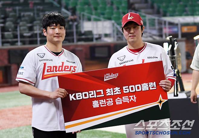 500홈런 볼을 주운 조상현 씨는 흔쾌히 기증한 뒤 최정과 기념촬영을 했다.