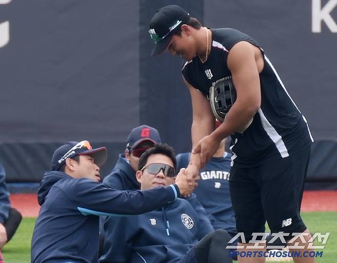 악수를 나누고, 몸을 만져 본 전준우의 입에서 연신 감탄사가 나왔다.