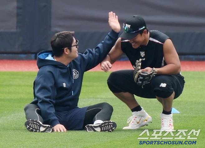지위 고하를 막론, 사람 편하게 대하기로 유명한 한현희 앞에서는 터미네이터도 그저 귀여운 동생.