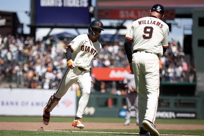 May 14, 2025; San Francisco, California, USA; San Francisco Giants center fielder Jung Hoo Lee (left) gets a congratulatory handshake from third base coach Matt Williams (9) after hitting a two-run home run against the Arizona Diamondbacks during the seventh inning at Oracle Park. Mandatory Credit: D. Ross Cameron-Imagn Images







<저작권자(c) 연합뉴스, 무단 전재-재배포, AI 학습 및 활용 금지>