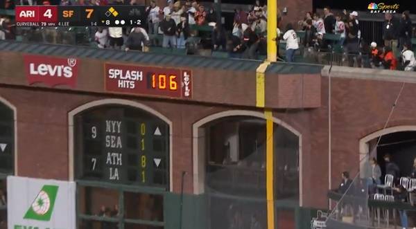 14일 경기에서 우측 담장을 넘긴 이정후. ⓒNBC 스포츠