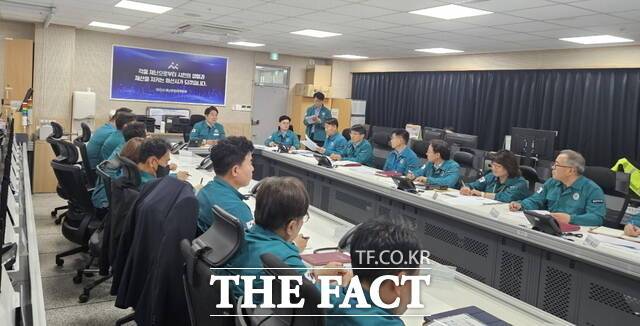 오세현 아산시장이 14일 24개 주요부서와 함께 여름철 자연재난 종합대책 추진 상황을 점검하고 있다. /아산시