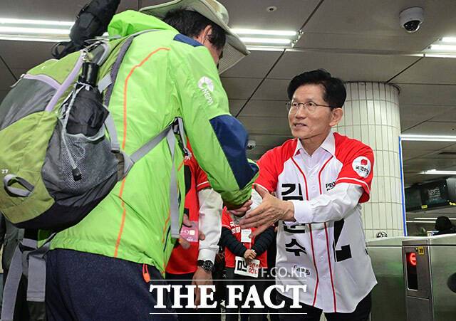 윤호중 더불어민주당 총괄본부장은 김문수 국민의힘 대통령 후보를 겨냥해 "윤석열 전 대통령 덕에 장관도 해보고 대통령 후보까지 됐는데 끊어낼 리가 만무하다"고 직격했다. /임영무 기자