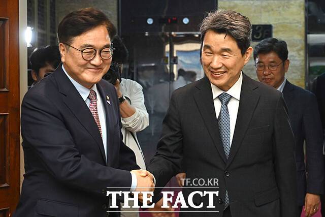 우원식 국회의장(왼쪽)이 15일 오후 서울 여의도 국회 의장실에서 이주호 대통령 권한대행 부총리 겸 교육부 장관을 접견하며 악수를 하고 있다. /국회사진취재단