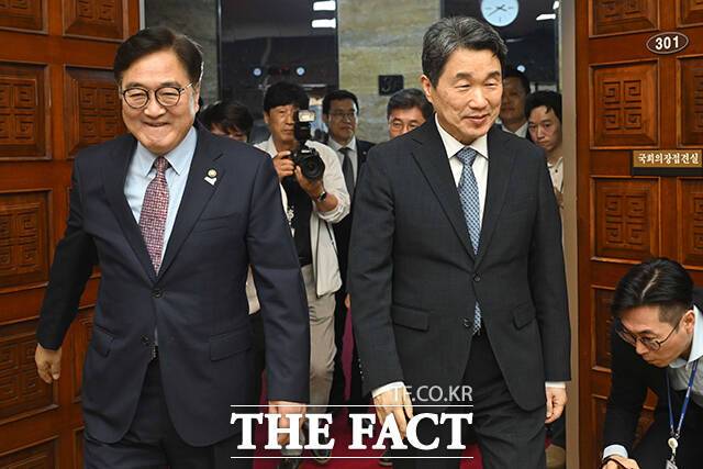 접견실 들어서는 우원식 국회의장(왼쪽)과 이주호 대통령 권한대행.