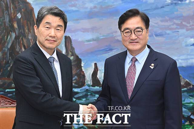 이주호 대통령 권한대행(왼쪽)과 악수하는 우원식 국회의장.