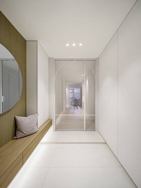 벤치 형태의 수납장을 놓은 현관. 아치 모양의 디자인&nbsp;중문으로 공간이 한결 부드러워 보인다.