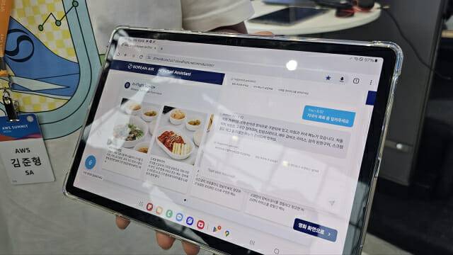 기내식 메뉴를 설명하는 AI 크루(사진=남혁우 기자)