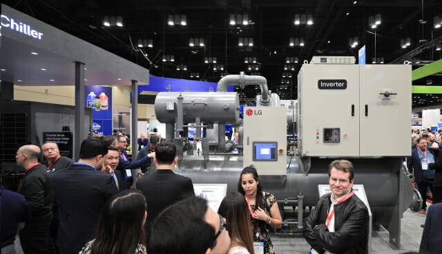 LG전자가 데이터센터의 전력소비를 줄인 냉각 솔루션 개발에 본격 나선다. 올해 2월 열린 북미 최대 공조 전시회 AHR EXPO 2025에서 관람객들이 데이터센터 열관리 솔루션으로 주목 받고 있는 칠러를 둘러보는 모습 (사진=LG전자)