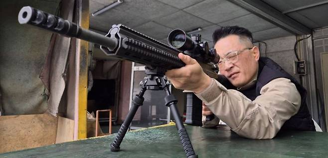 본지 기자가 언론사 처음으로 실탄을 장착하고 STSR23 반자동 저격총 실사격을 하고 있다. (사진제공=SNT모티브)