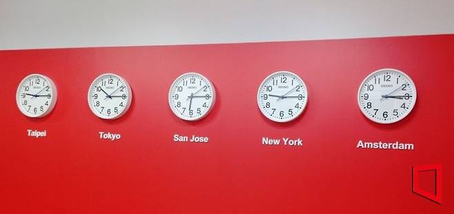일본 오사카 TSMC 디자인센터 한쪽 벽면에 일본, 미국, 네덜란드 등 고객사들이 있는 주요 도시의 현지 시각을 가리키는 벽걸이 시계들이 걸려 있다. 사진=김형민 기자