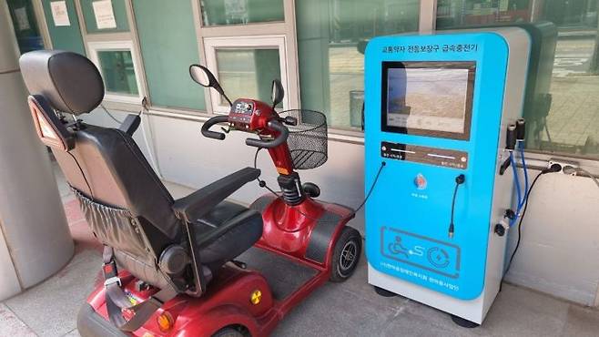 시흥시는 장애인이나 어르신이 전동보조기기 운행중 발생한 사고에 대해 최대 2000만원까지 지원하는 배상책임보험에 가입했다. 시흥시 제공