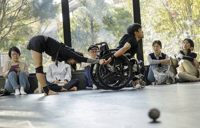 김원영·정지혜의 '보철(물)로서 움직이기-머신,어포던스,케어'(2024), 서울문화재단 제공.