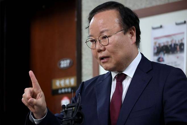 국민의힘 김문수 대선 후보측의 김재원 비서실장이 10일 국회에서 재개된 국민의힘 김문수 대선 후보와 한덕수 후보 간의 단일화 협상이 결렬된 뒤 취재진 질문에 답하고 있다. 연합뉴스