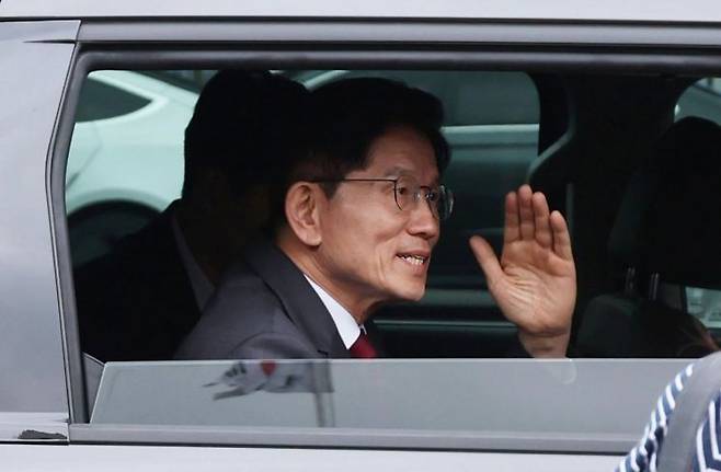 국민의힘 김문수 대선 후보가 15일 서울 서초구 대법원 앞에서 사법부 수호 및 더불어민주당 규탄대회를 마치고 차량에 탑승해 이동하며 인사하고 있다. 연합뉴스