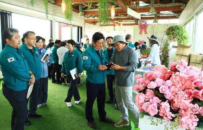 조상래 곡성군수가 지난 14일 곡성섬진강기차마을 내 장미축제 현장을 찾아 기반 시설 등 준비 상황을 점검하고 있다. 곡성군 제공