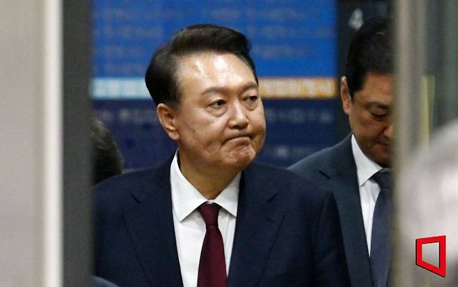 12·3 비상계엄 사태와 관련해 내란 우두머리 혐의 등으로 기소된 윤석열 전 대통령이 12일 서울 서초구 서울중앙지방법원에서 열린 3차 공판을 마친 뒤 법원을 나서고 있다. 2025.05.12 사진공동취재단