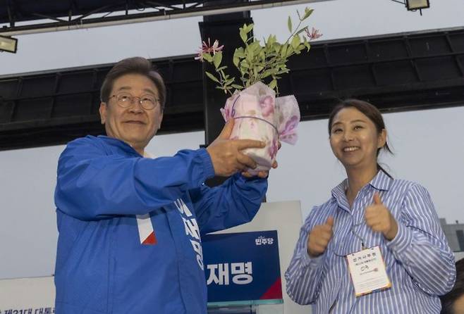 목포에서 DJ 상징 인동초 선물받는 이재명 후보    (목포=연합뉴스) 황광모 기자 = 더불어민주당 이재명 대선후보가 15일 전남 목포시 평화광장 원형상가 앞에서 열린 유세에서 김대중 전 대통령을 상징하는 인동초를 선물받고 있다. 2025.5.15    hkmpooh@yna.co.kr(끝)＜저작권자(c) 연합뉴스, 무단 전재-재배포, AI 학습 및 활용 금지＞