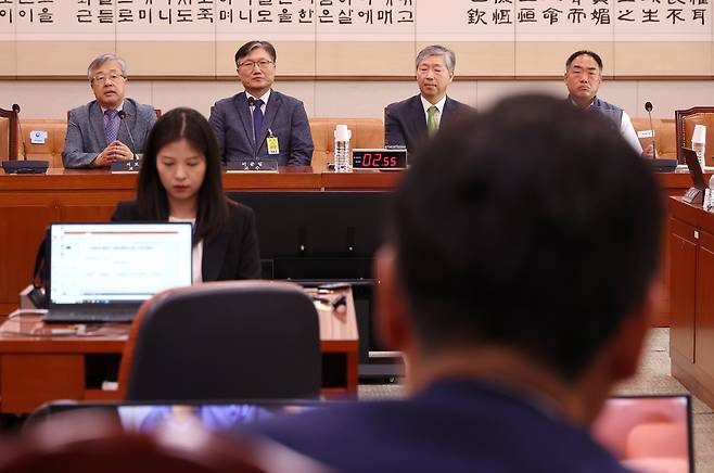 14일 국회 법사위에서 조희대 대법원장 등 사법부의 대선개입 의혹에 대한 진상규명 청문회가 조 대법원장과 대법관 등이 전원 불출석한 가운데 열리고 있다. 참고인으로 출석한 서보학 경희대 법학전문대학원 교수(왼쪽부터), 이준일 고려대 법학전문대학원 교수, 서석호 변호사, 이성민 전국공무원노조 법원본부장 등이 더불어민주당 소속 정청래 법사위원장의 질문에 답변하고 있다./연합뉴스