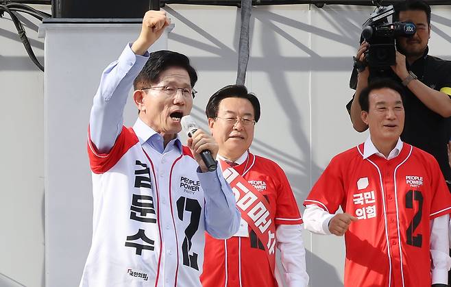 김문수 국민의힘 대선후보가 14일 오후 경남 밀양시 중앙로에서 유세를 하고 있다./ 김지호 기자