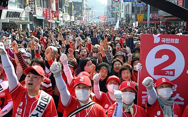14일 오전 경남 진주시 진주대로 광미사거리에서  열린 김문수 국민의힘 선거유세에서 지지자들이 김후보를 연호하고 있다./김지호기자