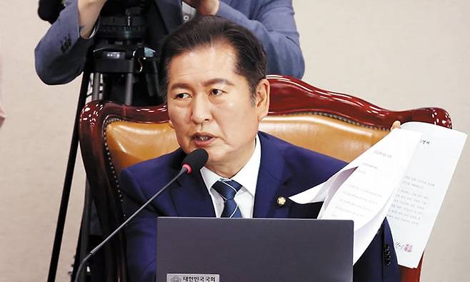 대법원장 불출석 사유서 공개 - 더불어민주당 소속 정청래 국회 법제사법위원장이 14일 국회 법제사법위에서 열린 사법부의 대선 개입 의혹 진상 규명 청문회’에서 조희대 대법원장 등 대법관들이 제출한 불출석 사유서를 공개하고 있다. /뉴시스