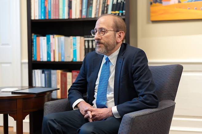 앨런 가버 하버드대 총장은 14일 정부의 연방 지원금 삭감에 대응하기 위한 방안 중 하나로 자신의 급여 25%를 자진 삭감한다고 밝혔다./하버드크림슨