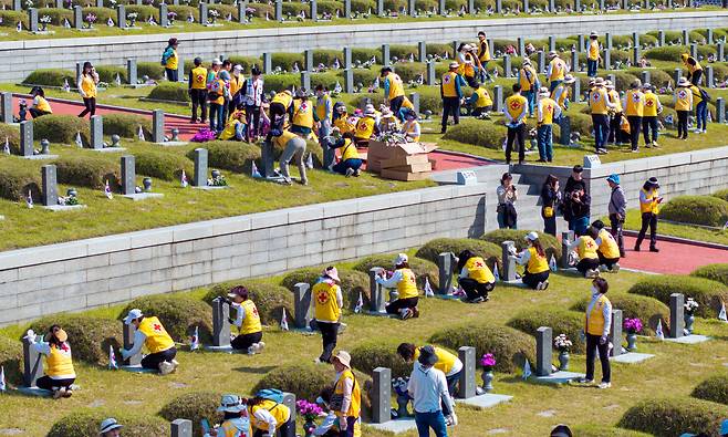 5·18 광주민주화운동 45주년을 나흘 앞둔 14일 광주 북구 운정동 국립5·18묘역에서 대한적십자광주전남지사 회원들이 묘역 정비 봉사활동을 펼쳤다./김영근 기자