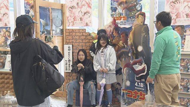 지난 6일 일본 애니메이션 영화 '명탐정 코난 척안의 잔상' 포스터와 관련 그림들을 전시해 놓은 나가노현 현청(県庁)에서 관광객들이 기념 촬영을 하고 있다./나가노방송(NBS)