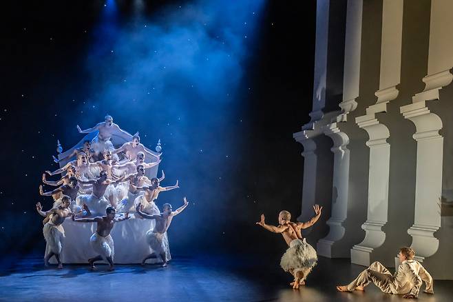 /LG아트센터매튜 본 백조의 호수 SWANLAKE by Bourne,                 , Choreography - Matthew Bourne, Designs - Let Brotherston, Lighting - Paule Constable, New Adventures, 2024, Plymouth, Royal Theatre Plymouth, Credit: Johan Persson/