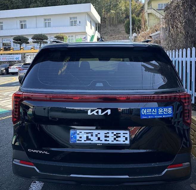 어르신 운전중 표지 부착 중인 차량/뉴시스