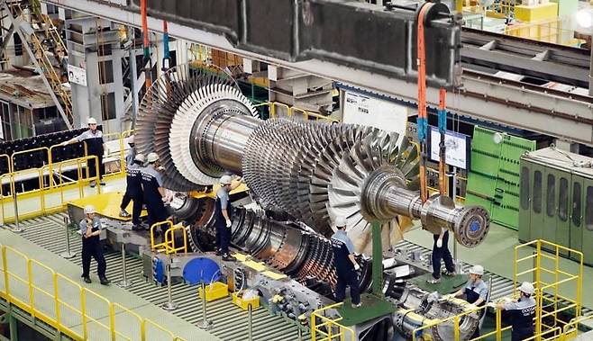 두산에너빌리티 공장에서 대형 발전용 가스터빈을 최종 조립하는 작업을 하고 있다. /두산에너빌리티 제공