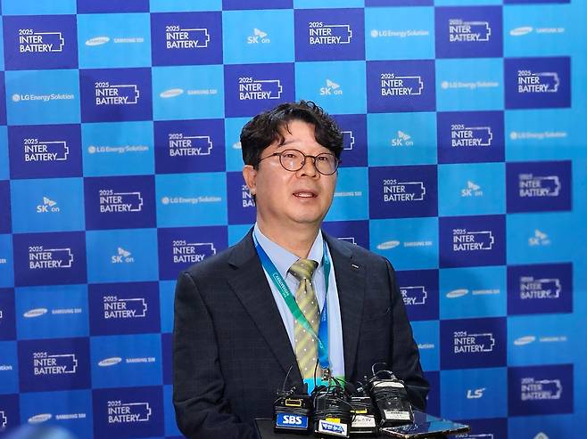 엄기천 포스코퓨처엠 대표가 지난 3월 5일 서울 강남 코엑스에서 열린 배터리 산업 전시회 ‘인터배터리 2025’에서 취재진의 질문에 답변하고 있다. / 권유정 기자