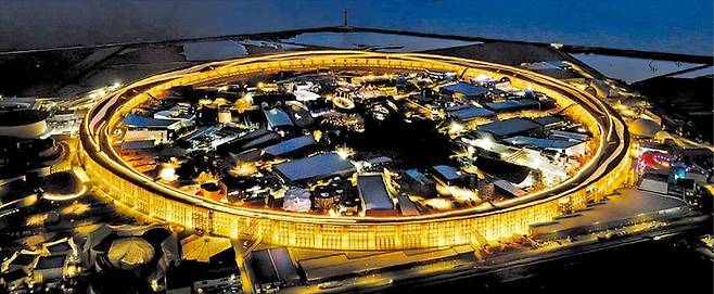 2025 오사카·간사이 엑스포의 상징물 ‘그랜드 링’의 야경. /오사카·간사이 엑스포 홈페이지 캡처