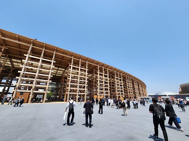 '2025 오사카 엑스포' 입구에 들어서면 세계 최대 목조 건축물인 그랜드링이 자리잡고 있다./이인아 기자