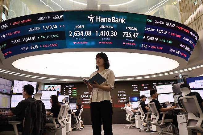 15일 서울 하나은행 본점 딜링룸에서 딜러들이 업무를 보고 있다. /연합뉴스