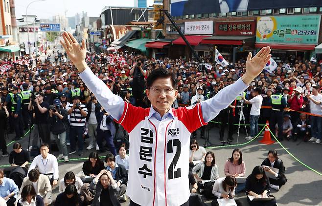 <YONHAP PHOTO-7389> 김문수 후보, 밀양관아앞 유세    (밀양=연합뉴스) 박동주 기자 = 국민의힘 김문수 대선 후보가 14일 경남 밀양시 밀양관아앞에서 유세하고 있다. 2025.5.14 [공동취재]    pdj6635@yna.co.kr/2025-05-14 17:00:48/<저작권자 ⓒ 1980-2025 ㈜연합뉴스. 무단 전재 재배포 금지, AI 학습 및 활용 금지>