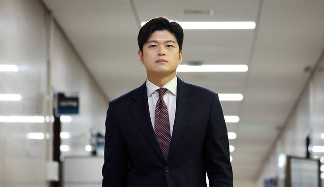 국민의힘 비상대책위원장으로 임명된 김용태 의원이 15일 국회에서 기자회견을 하기 위해 회견장으로 이동하고 있다. /연합뉴스