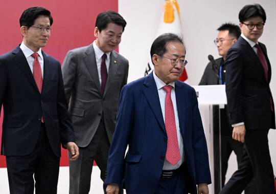 29일 서울 여의도 국민의힘 당사에서 열린 제21대 대통령 후보자 국민의힘 3차 경선 진출자 발표 행사에서 경선에 탈락 후 정계은퇴 의사를 밝힌 홍준표 후보가 발표장에서 나가고 있다. 연합뉴스