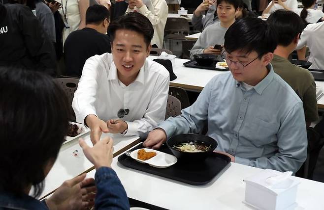 이준석 개혁신당 대선 후보가 14일 부산 금정구 부산대학교 학색식당에서 학식을 먹으며 학생들과 대화하고 있다. ⓒ뉴시스