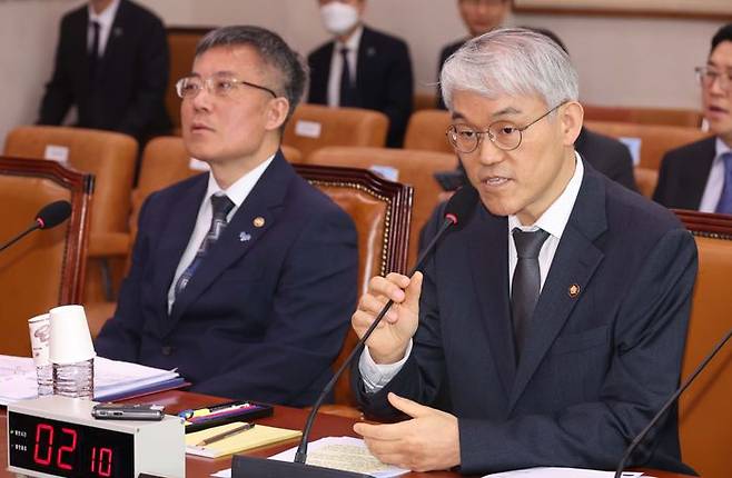 천대엽 법원행정처장이 14일 오전 국회 법제사법위원회에서 열린 조희대 대법원장 등 사법부의 대선개입 의혹 진상규명 청문회에서 의원의 질의에 답변하고 있다. 왼쪽은 김석우 법무부 차관. ⓒ뉴시스