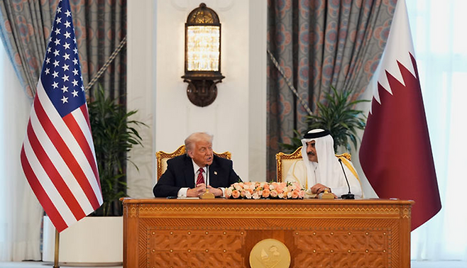 도널드 트럼프 미국 대통령이 14일(현지시간) 카타르 도하에서 셰이크 타밈 빈 하마드 알사니 카타르 군주를 만나 회담하고 있다. ⓒAP/뉴시스