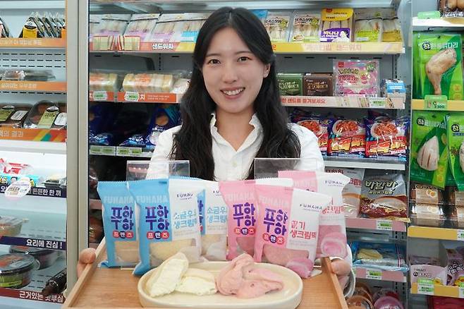 모델이 푸하하크림빵을 모티브로 한 '푸하하프렌즈 생크림떡' 2종을 소개하고 있다.ⓒ세븐일레븐