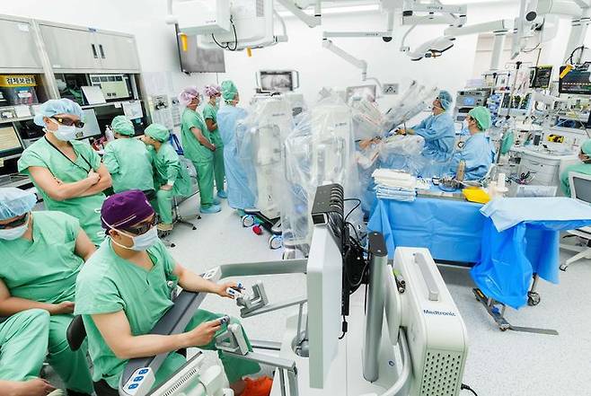 정창욱 서울대병원 로봇센터장(비뇨의학과)이 휴고 로봇 수술 시스템을 이용해 전립선암 수술을 시행하고 있다. ⓒ서울대병원